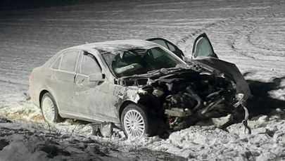 Uszkodził kilka samochodów. Ucieczka zakończona w polu