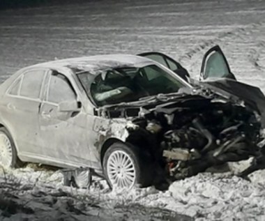 Uszkodził kilka samochodów. Ucieczka zakończona w polu