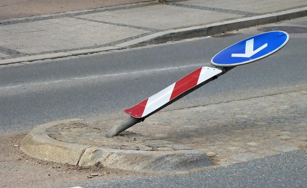 ​Uszkodził pięć samochodów, latarnię i znaki drogowe