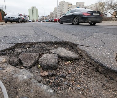 Uszkodziłeś auto przez drogę? Sprawdź, jak odzyskać pieniądze, a kiedy musisz płacić sam