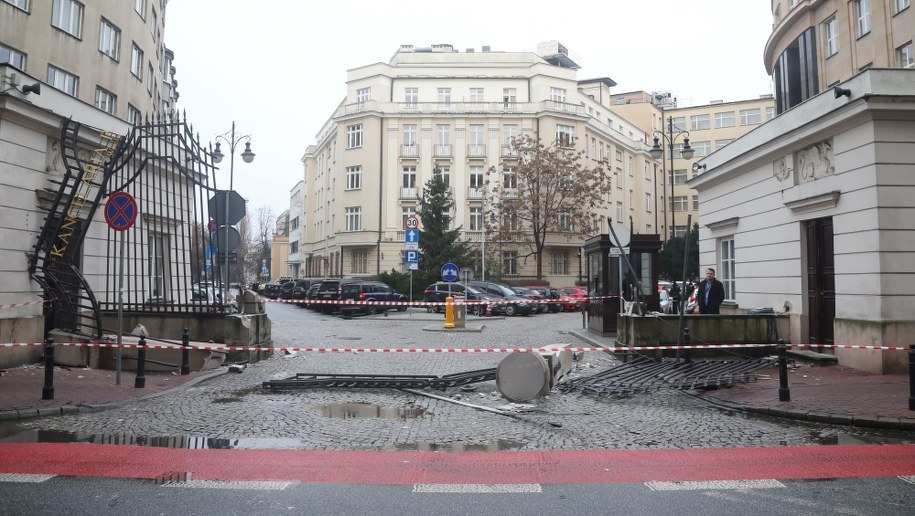 Uszkodzona brama do Kancelarii Prezydenta /	Wojciech Olkuśnik /PAP