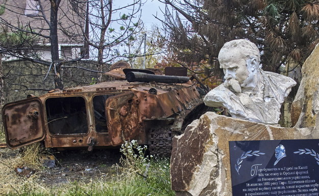 Uszkodzona figura ukraińskiego poety Tarasa Szewczenki w obwodzie charkowskim /SERGEY KOZLOV /PAP/EPA