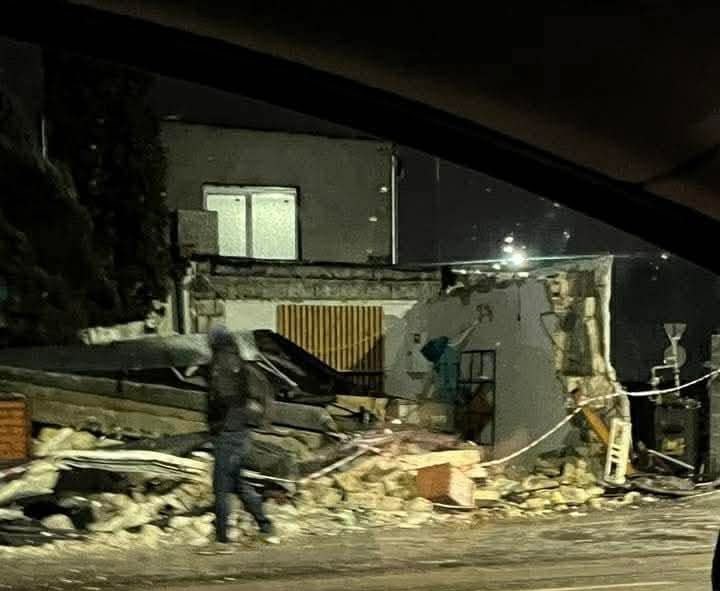 Uszkodzona kawiarnia w Zalasewie /Policja