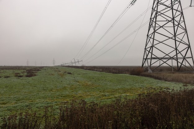 Uszkodzona linia energetyczna niedaleko Chersonia w południowej części Ukrainy. /ROMAN PILIPEY /PAP/EPA
