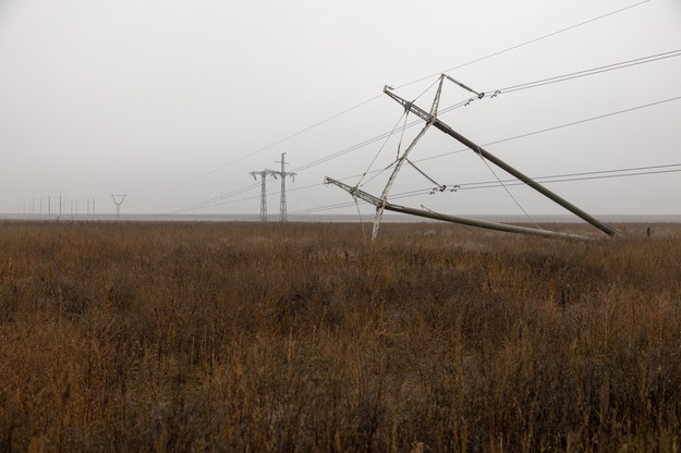 Uszkodzona linia energetyczna w obwodzie chersońskim /ROMAN PILIPEY /PAP/EPA