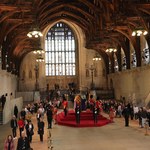 Uszkodzona posadzka w Westminster Hall. Powodem tłumy, które oddawały hołd Elżbiecie II