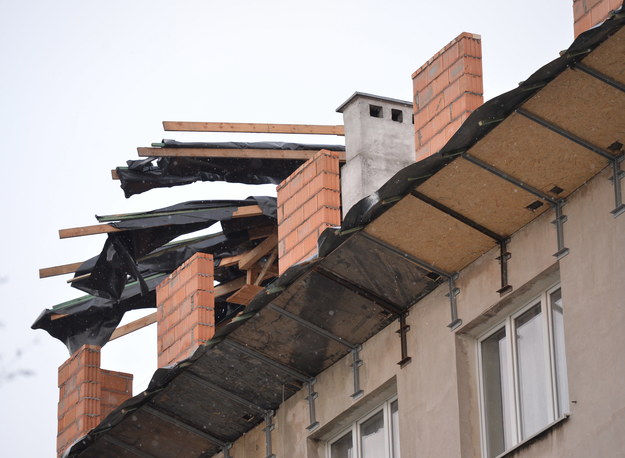 Uszkodzona przez silny wiatr nadbudówka na dachu kamienicy na rogu Dobrej i Lipowej w Warszawie /Radek Pietruszka /PAP