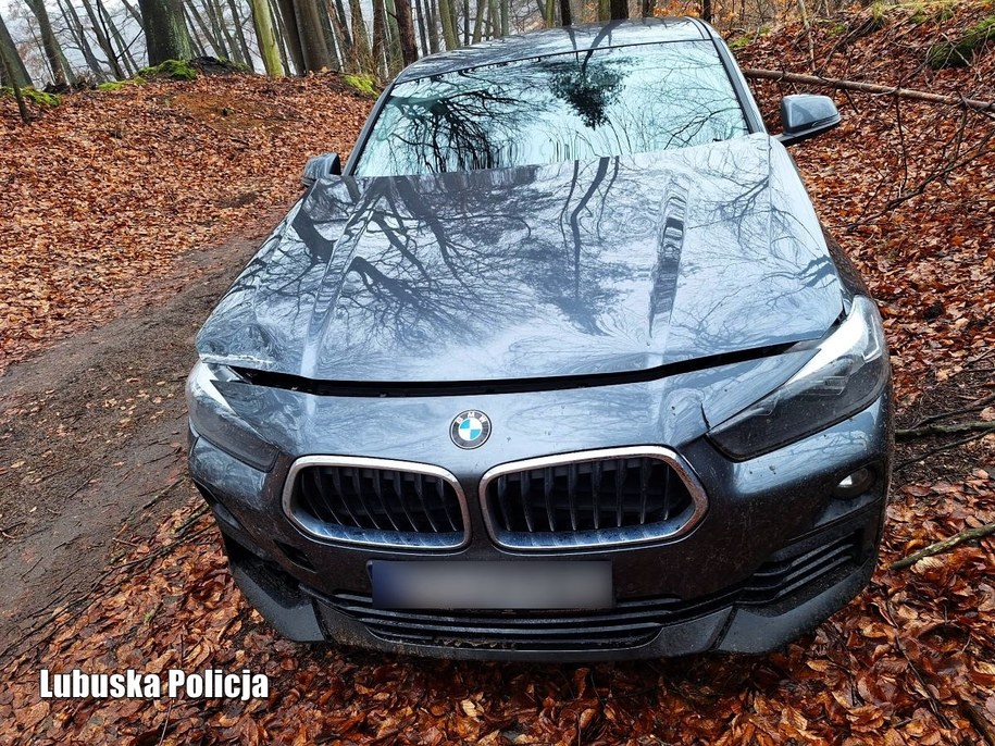 Uszkodzone auto odnaleziono w lesie /Policja
