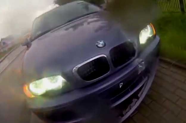 Uszkodzone BMW po zderzeniu ze znakiem drogowym... /Informacja prasowa