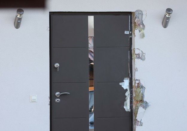 Uszkodzone drzwi w domu Zbigniewa Ziobry w Jeruzalu /Wojciech Olkuśnik /East News