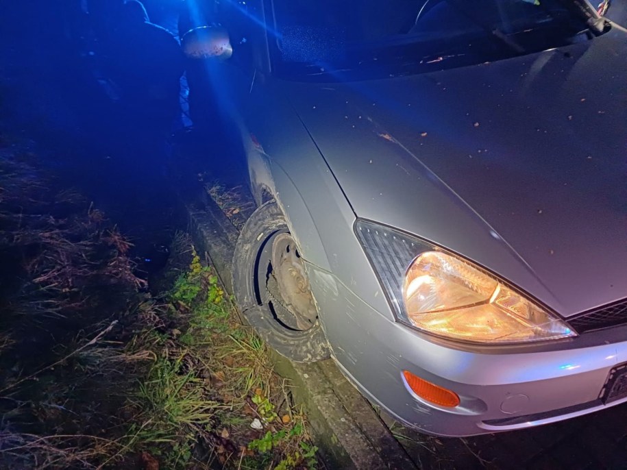 Uszkodzone koło auta, którym uciekał 27-latek /Policja