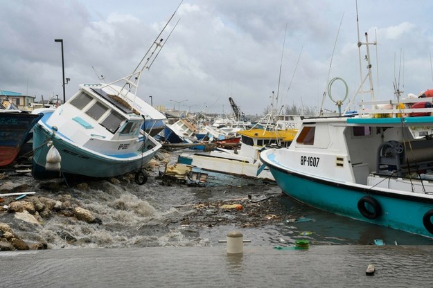 Uszkodzone łodzie na Barbadosie po przejściu huraganu Beryl /RANDY BROOKS / AFP /East News