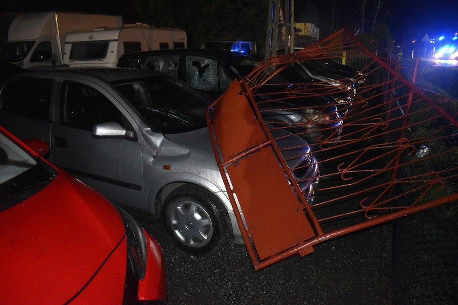 Uszkodzone ogrodzenie komisu /KPP Września /Policja