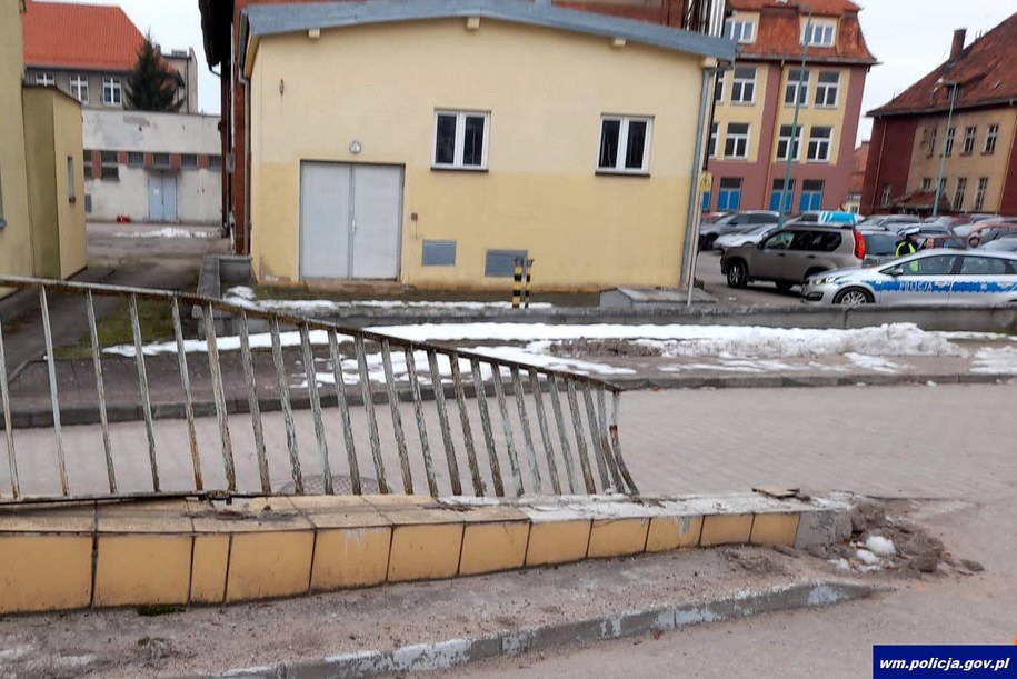Uszkodzone ogrodzenie /warmińsko-mazurska policja /