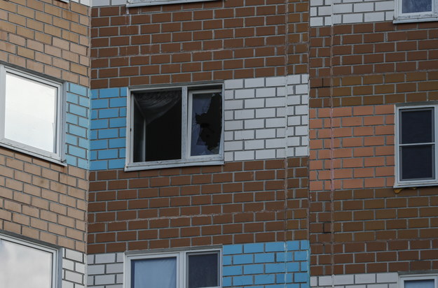 Uszkodzone okno jednego z budynków w Moskwie /YURI KOCHETKOV /PAP/EPA