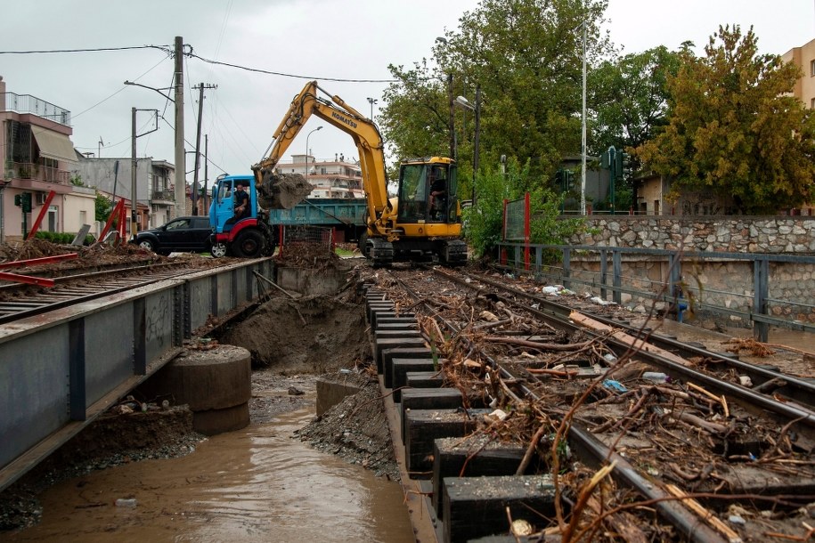 Uszkodzone zostały drogi i tory /HATZIPOLITIS NICOLAOS  /PAP/EPA