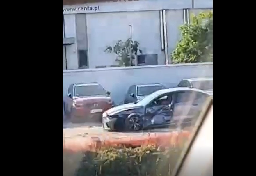 Uszkodzone zostały dwa auta na parkingu salonu samochodowego /Gorąca Linia RMF FM