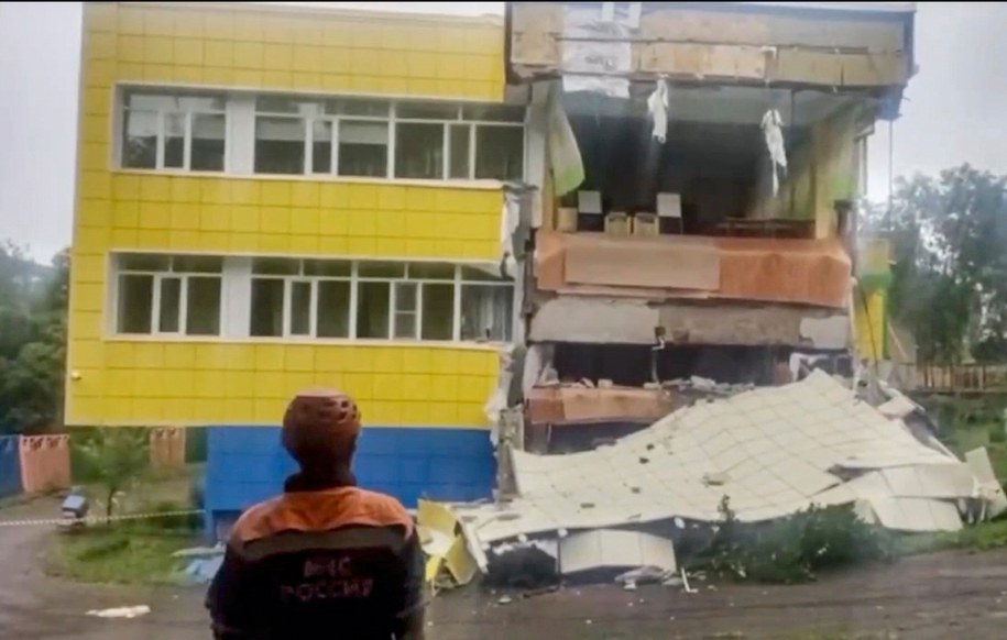 Uszkodzony budynek w Pietropawłowsku Kamczackim po potężnym trzęsieniu ziemi /RUSSIAN EMERGENCIES MINISTRY HANDOUT /PAP/EPA