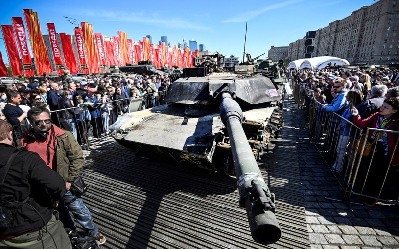 Uszkodzony czołg M1A1 Abrams przechwycony przez Rosjan, na wystawie w Moskwie /ALEXANDER NEMENOV / AFP /AFP