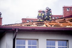 Uszkodzony dach szkoły w Męcinie koło Limanowej w Małopolsce 