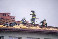 Uszkodzony dach szkoły w Męcinie koło Limanowej w Małopolsce 