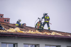 Uszkodzony dach szkoły w Męcinie koło Limanowej w Małopolsce 