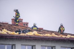 Uszkodzony dach szkoły w Męcinie koło Limanowej w Małopolsce 