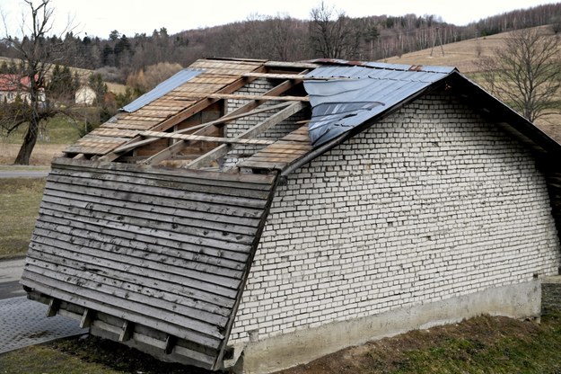 Uszkodzony dach wiaty przystankowej w Kuźminie na Podkarpaciu /Darek Delmanowicz /PAP