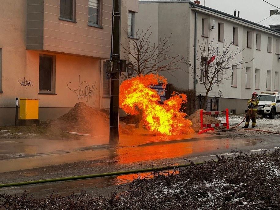 Uszkodzony gazociąg w Szczecinie; nastąpił zapłon ulatniającego się gazu /KW PSP w Szczecinie /