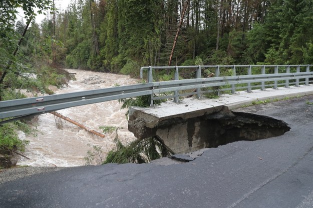 Uszkodzony most na drodze do Morskiego Oka oraz granicy ze Słowacją, w okolicy miejscowości Zazadnia / 	Grzegorz Momot    /PAP