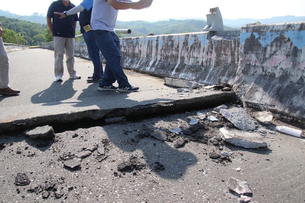 Uszkodzony most po trzęsieniu ziemi we wschodnim Tajwanie w hrabstwie Hualien, 18 września 2022 r. /	HAULIEN COUNTY GOVERNMENT HANDOUT /PAP