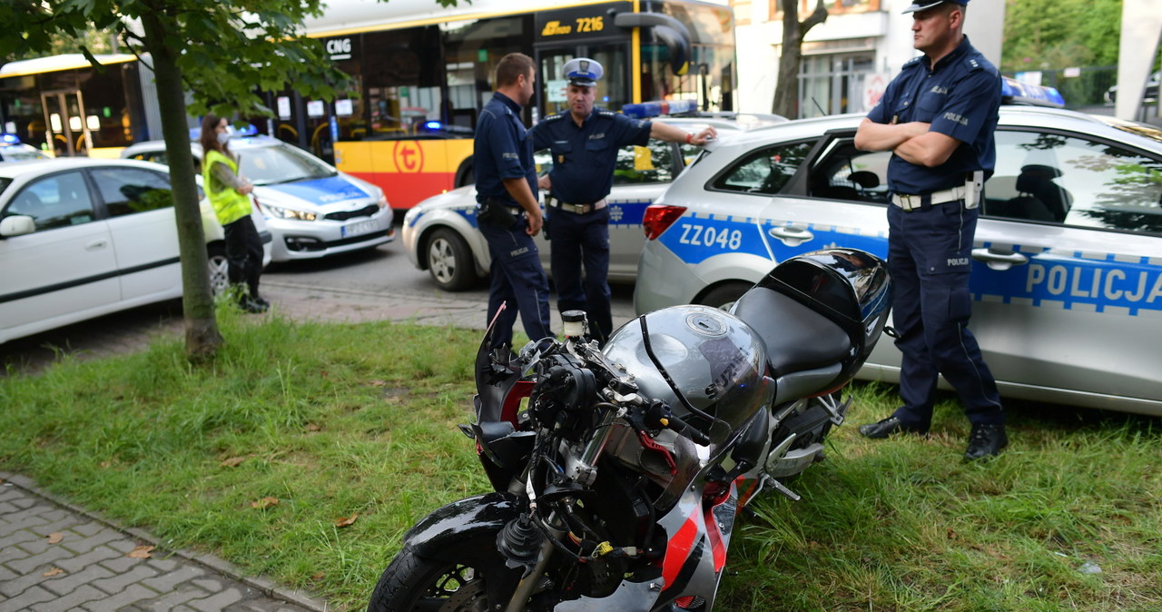 Uszkodzony motocykl Suzuki na miejscu zdarzenia /Marcin Obara /PAP