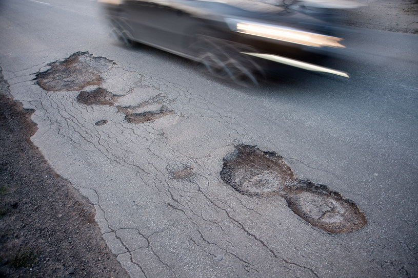 Uszkodzony na dziurze samochód można naprawić na koszt właściciela drogi /Wojciech Stróżyk /Reporter