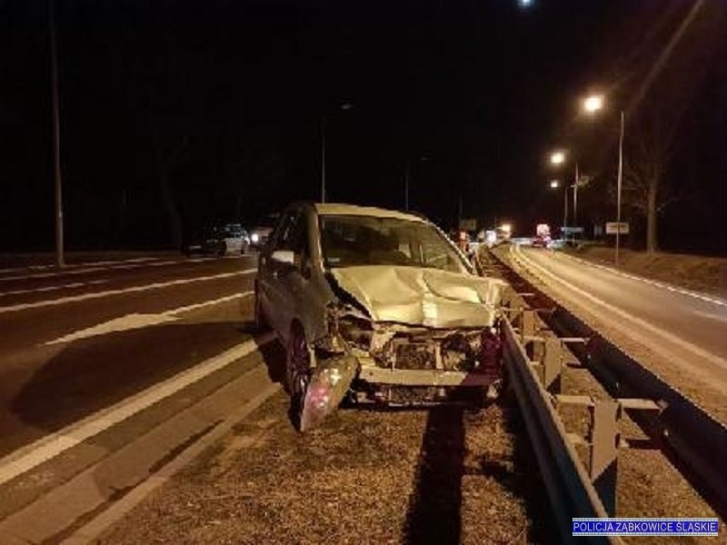 Uszkodzony Opel Zafira pijanego kierowcy wbił się w barierki energochłonne /Policja Polska /Informacja prasowa
