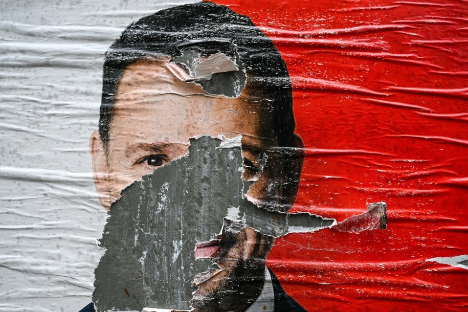 Uszkodzony plakat wyborczy Rafała Trzaskowskiego /Darek Delmanowicz /PAP