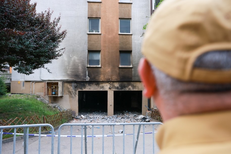 Uszkodzony przez pożar budynek mieszkalny w podwarszawskich Ząbkach /Leszek Szymański /PAP