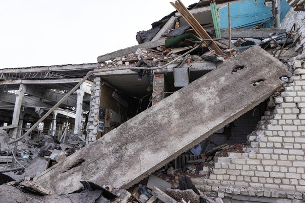 Uszkodzony przez rosyjski atak rakietowy budynek szkoły w Charkowie /Yevhen Titov /PAP