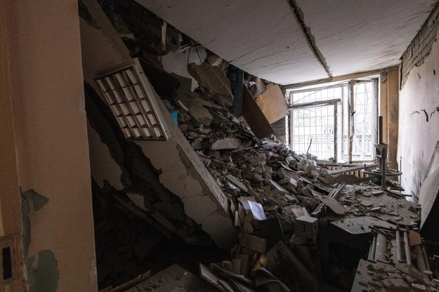 Uszkodzony przez rosyjski atak rakietowy budynek szkoły w rejonie Kijowskim Charkowa /Yevhen Titov /PAP/EPA