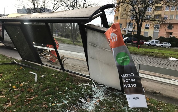 Uszkodzony przystanek autobusowy /Mateusz Czmiel /RMF FM