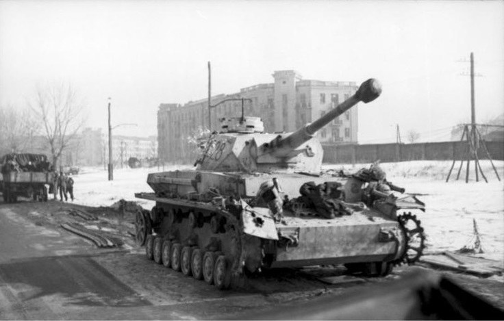 Uszkodzony PzKpfw IV w Charkowie w 1943 roku /Bundesarchiv /INTERIA.PL/materiały prasowe