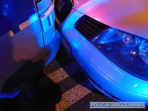 Uszkodzony radiowóz policyjny /Policja Wrocławska /Materiały prasowe