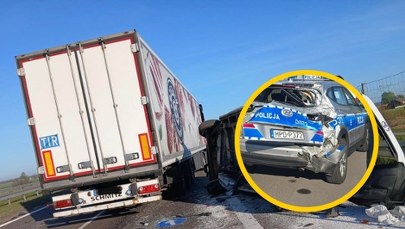 Uszkodzony radiowóz, rozbite auto służby drogowej. Wypadek na S17