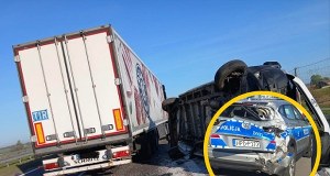 Uszkodzony radiowóz, rozbite auto służby drogowej. Wypadek na S17