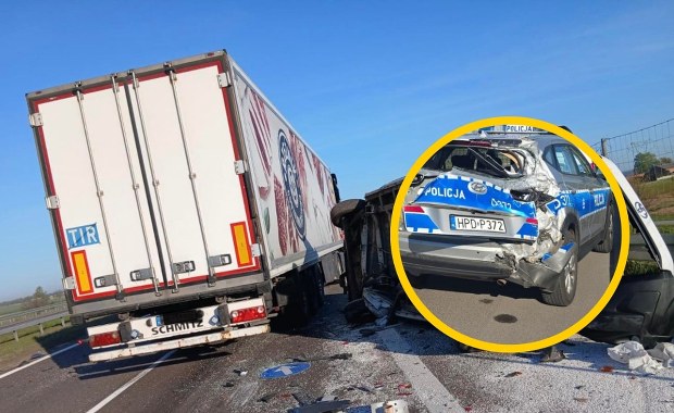 Uszkodzony radiowóz, rozbite auto służby drogowej. Wypadek na S17