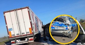 Uszkodzony radiowóz, rozbite auto służby drogowej. Wypadek na S17