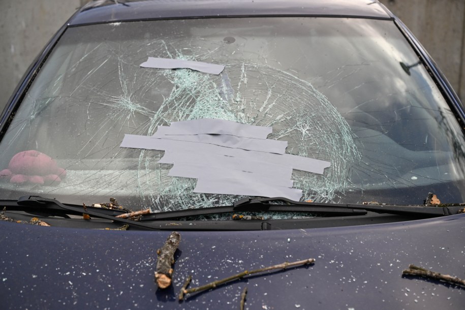 Uszkodzony samochód na ul. Tatarskiej w Przemyślu /Darek Delmanowicz /PAP