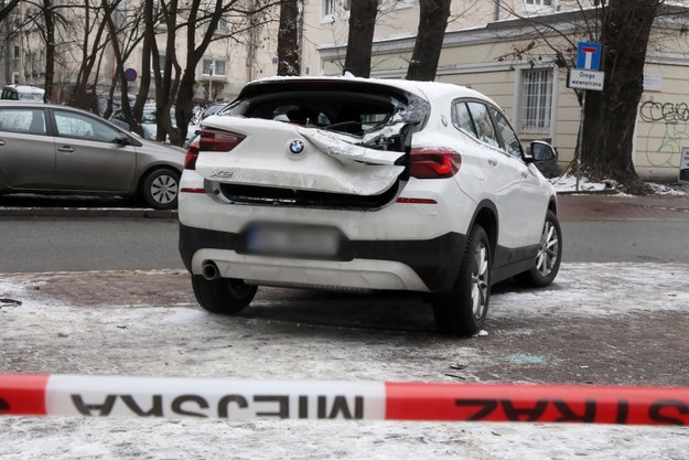 Uszkodzony samochód przy ul. Nowolipie w Warszawie / 	Tomasz Gzell    /PAP