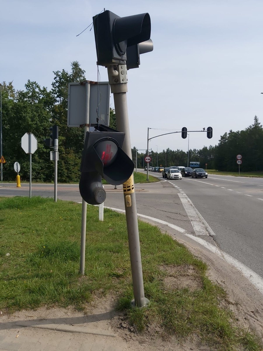 Uszkodzony sygnalizator w Luzinie /POMORSKA POLICJA /