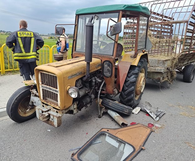 Uszkodzony traktor /OSP w Bartągu /