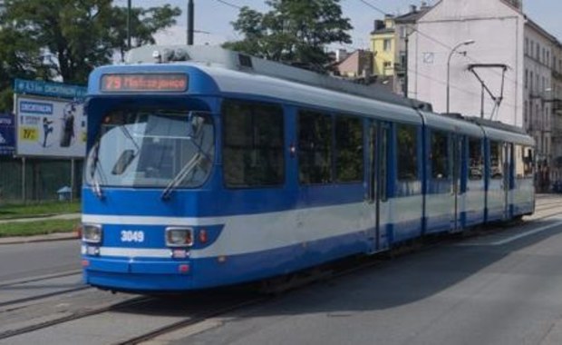 Uszkodzony tramwaj w Krakowie. Policja bada sprawę